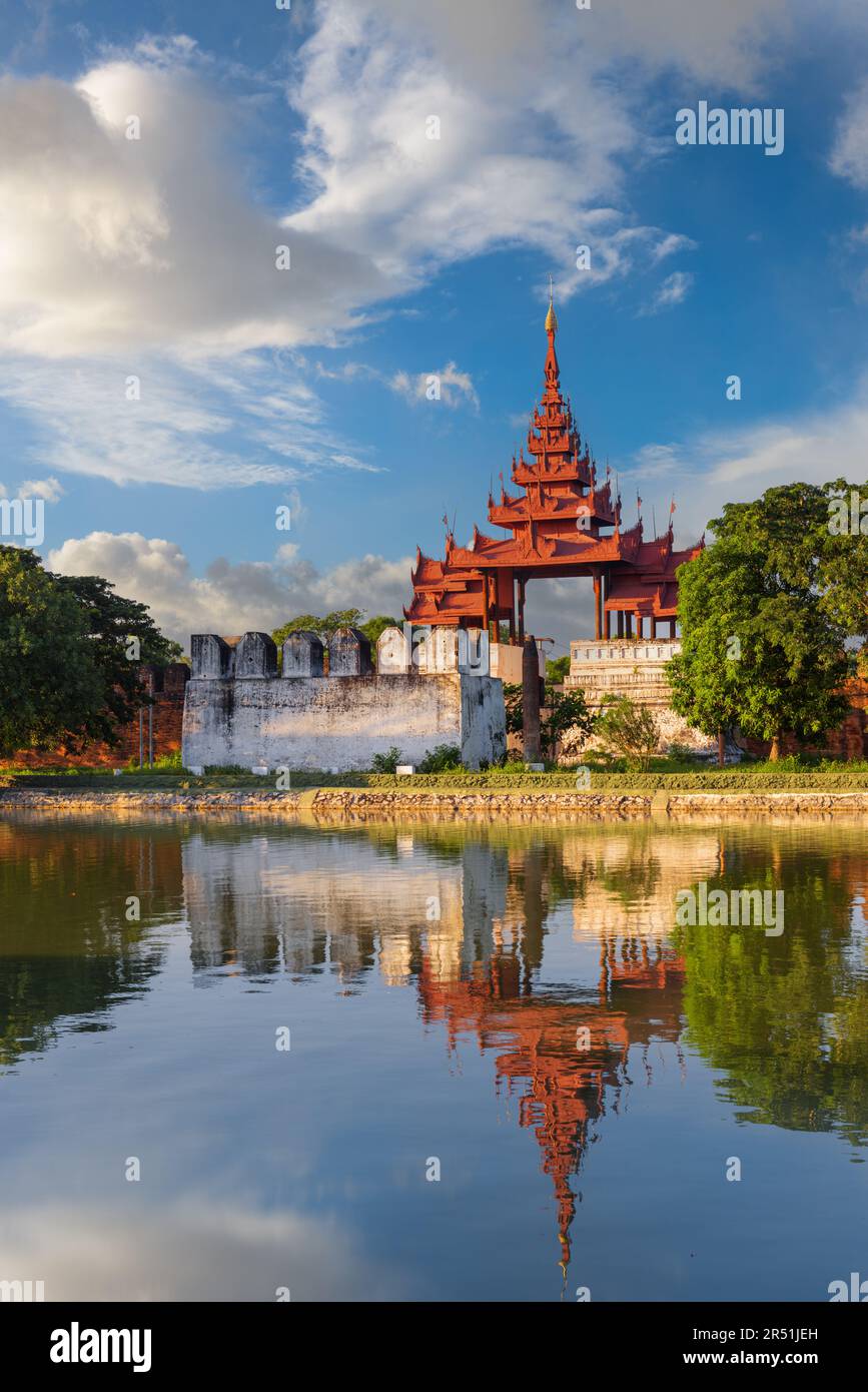 Mandalay, Myanmar am Palast Wall und graben. Stockfoto