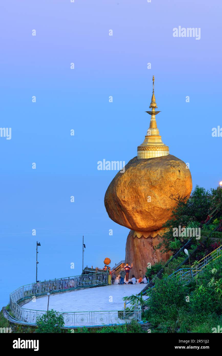 Kyaiktiyo Pagode auf dem Goldenen Felsen in der Abenddämmerung im Staat Mon, Myanmar. Stockfoto