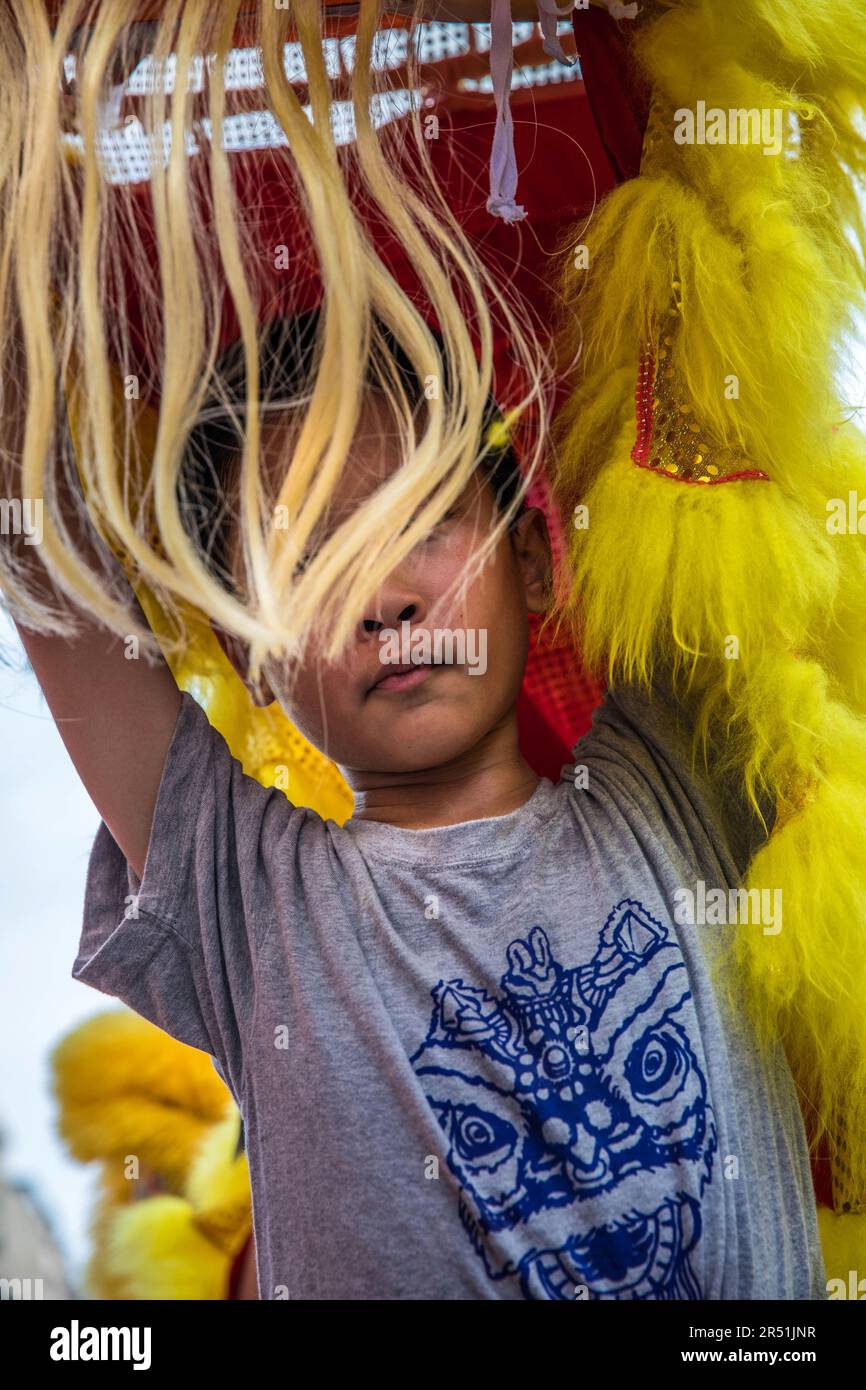 Kinder, die Drangon tanzen in den Straßen von Taipei, Taiwan Stockfoto