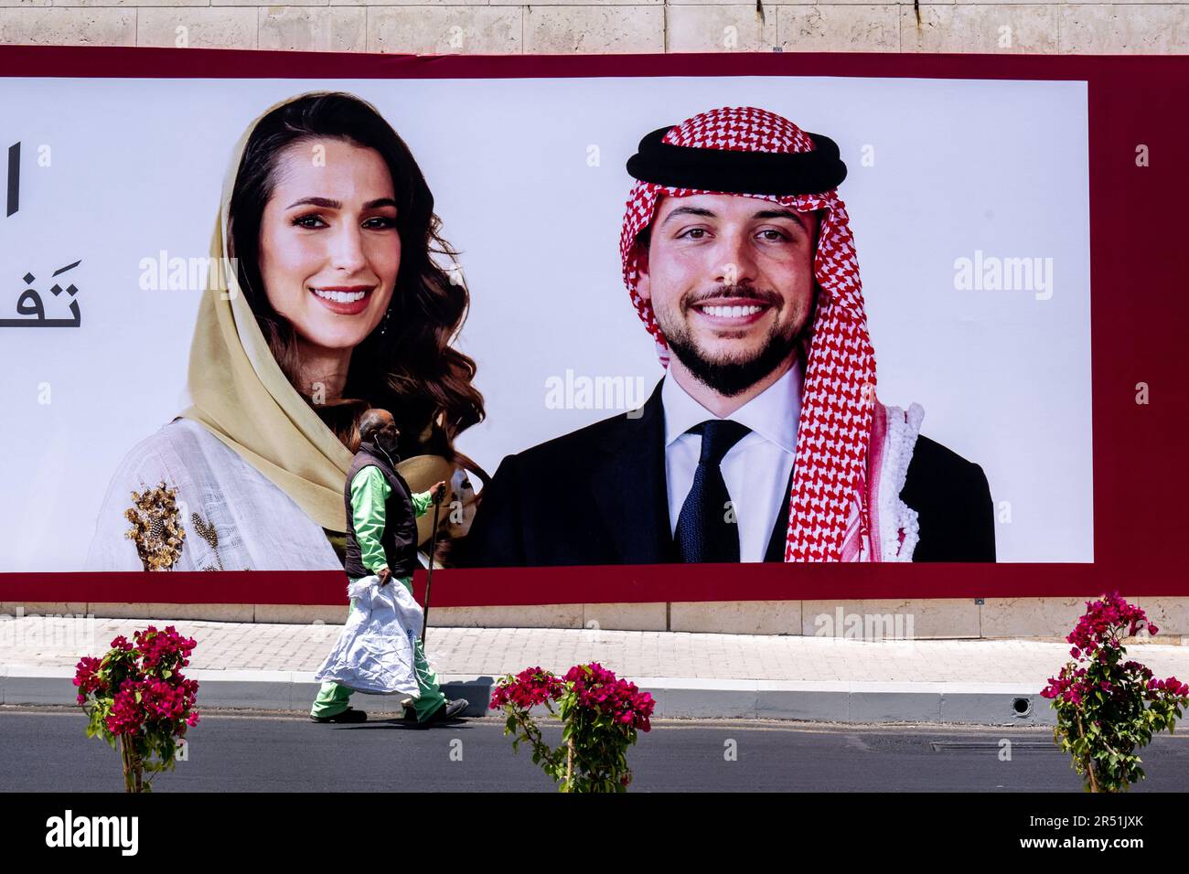 Amman, Jordanien. 31. Mai 2023. Riesige Poster und Dekorationen, die in den Straßen von Amman und auf Gebäuden zu Ehren der bevorstehenden königlichen Hochzeit von Jordaniens Kronprinz Hussein bin Abdullah und seiner Verlobten Rajwa al Saif am 31. Mai 2023 in Amman, Jordanien, zu sehen sind. Foto: Ammar Abd Rabbo/ABACAPRESS.COM Kredit: Abaca Press/Alamy Live News Stockfoto