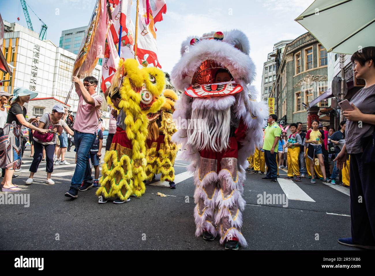 Kinder, die Drangon tanzen in den Straßen von Taipei, Taiwan Stockfoto