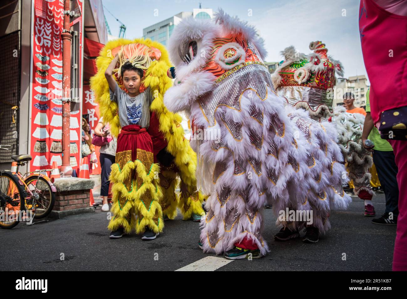 Kinder, die Drangon tanzen in den Straßen von Taipei, Taiwan Stockfoto