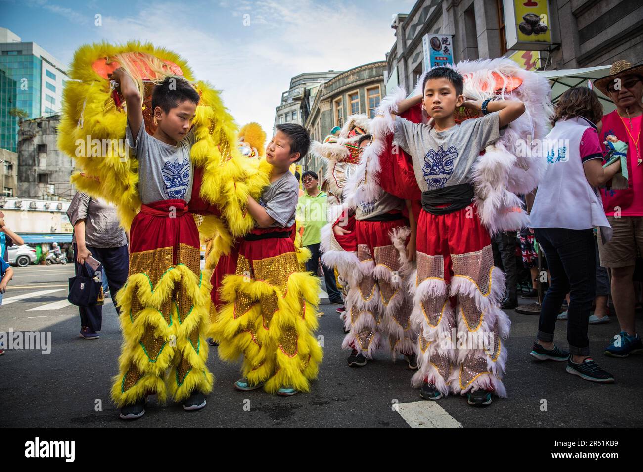 Kinder, die Drangon tanzen in den Straßen von Taipei, Taiwan Stockfoto