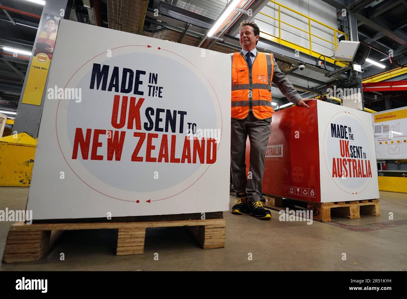 Handelsminister Nigel Huddleston fotografiert während seines Besuchs im DHL-Werk von Heathrow, da am Mittwoch die ersten Handelsgeschäfte des Vereinigten Königreichs nach dem Brexit mit Australien und Neuseeland in Kraft treten. Die Abkommen sind die ersten Handelsabkommen, die nach dem Brexit ausgehandelt wurden und in Kraft treten, nachdem das Vereinigte Königreich, Australien und Neuseeland ihre innerstaatlichen Ratifizierungsprozesse abgeschlossen haben. Bilddatum: Mittwoch, 31. Mai 2023. Stockfoto