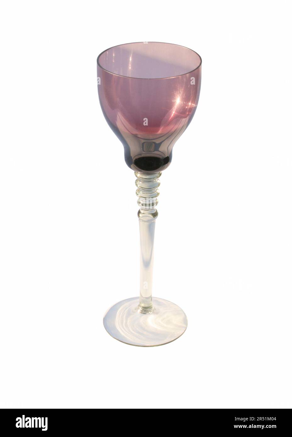 Das Bild zeigt ein wunderschönes Weinglas isoliert auf weißem Hintergrund. Stockfoto