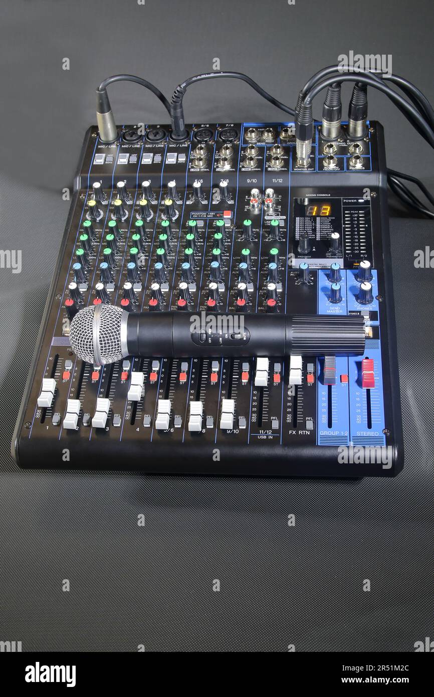 Die Bildmischkonsole dient der Information und verarbeitet mehrere Audiokanäle in einem. Auf der Oberseite der Funkmikrofone der Konsole. Stockfoto