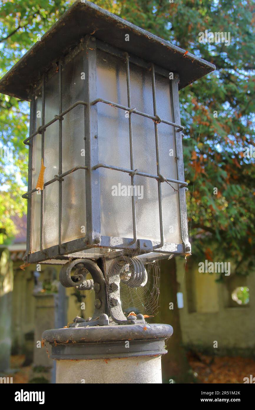 Foto in der deutschen Stadt Straubing. Das Foto zeigt eine alte Laterne auf dem Gebiet des Klosterfriedhofs. Stockfoto