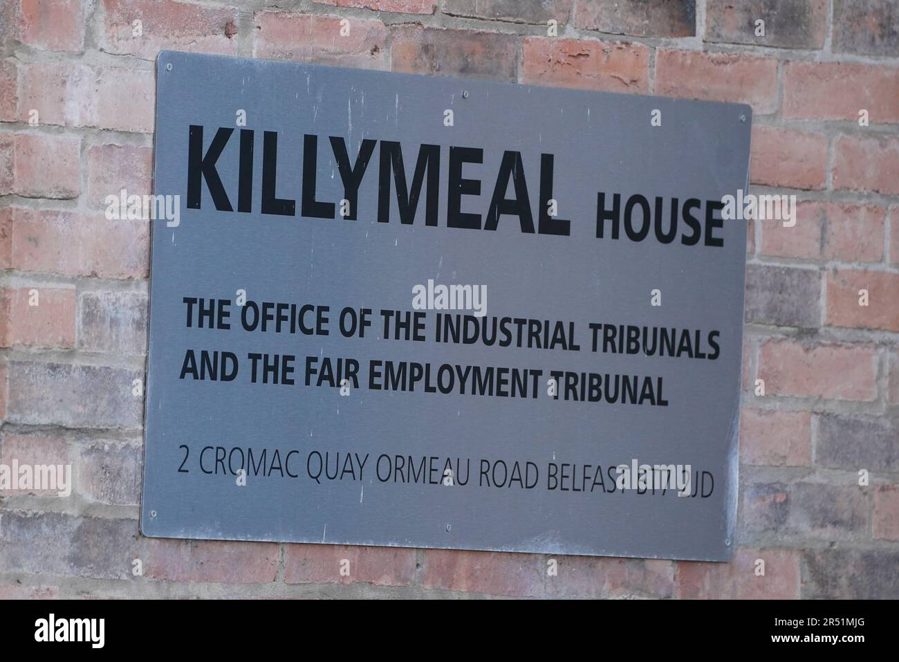 Beschilderung für das Büro der Industriegerichte, Killymeal House, Belfast, wo ein Industriegerichtsgericht inhaftiert wird, die von der ehemaligen BBC-Nachrichtensprecherin Donna Traynor gegen ihren früheren Arbeitgeber und ihren nordirischen Direktor Adam Smyth gebracht wurde. Bilddatum: Mittwoch, 31. Mai 2023. Stockfoto