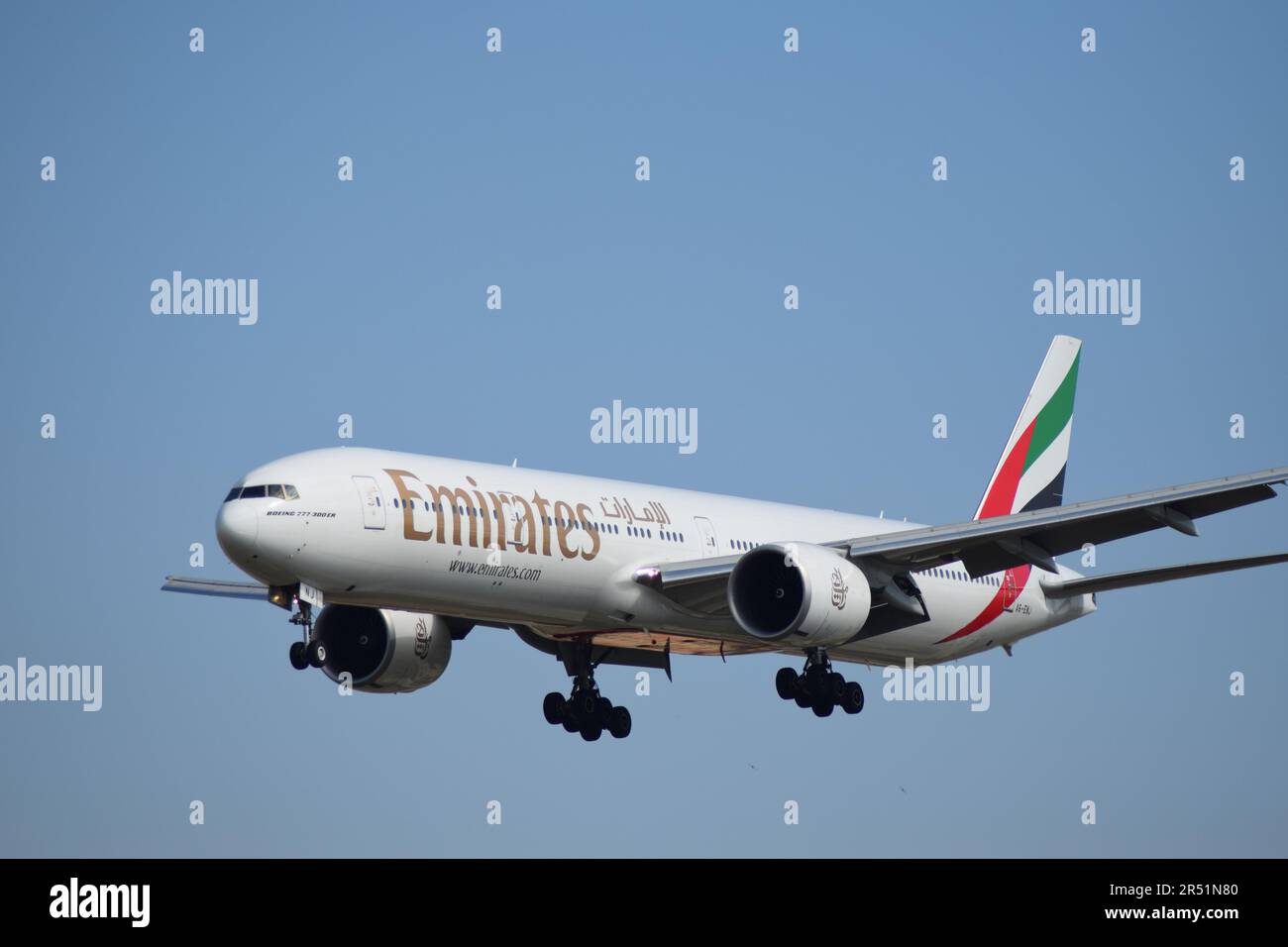 Barcelona, Spanien - 27. September 2019: A6-ENJ Emirates Boeing 777-300 nähert sich der Landebahn. Emirates ist eine Fluggesellschaft der Vereinigten Arabischen Emirate. Stockfoto