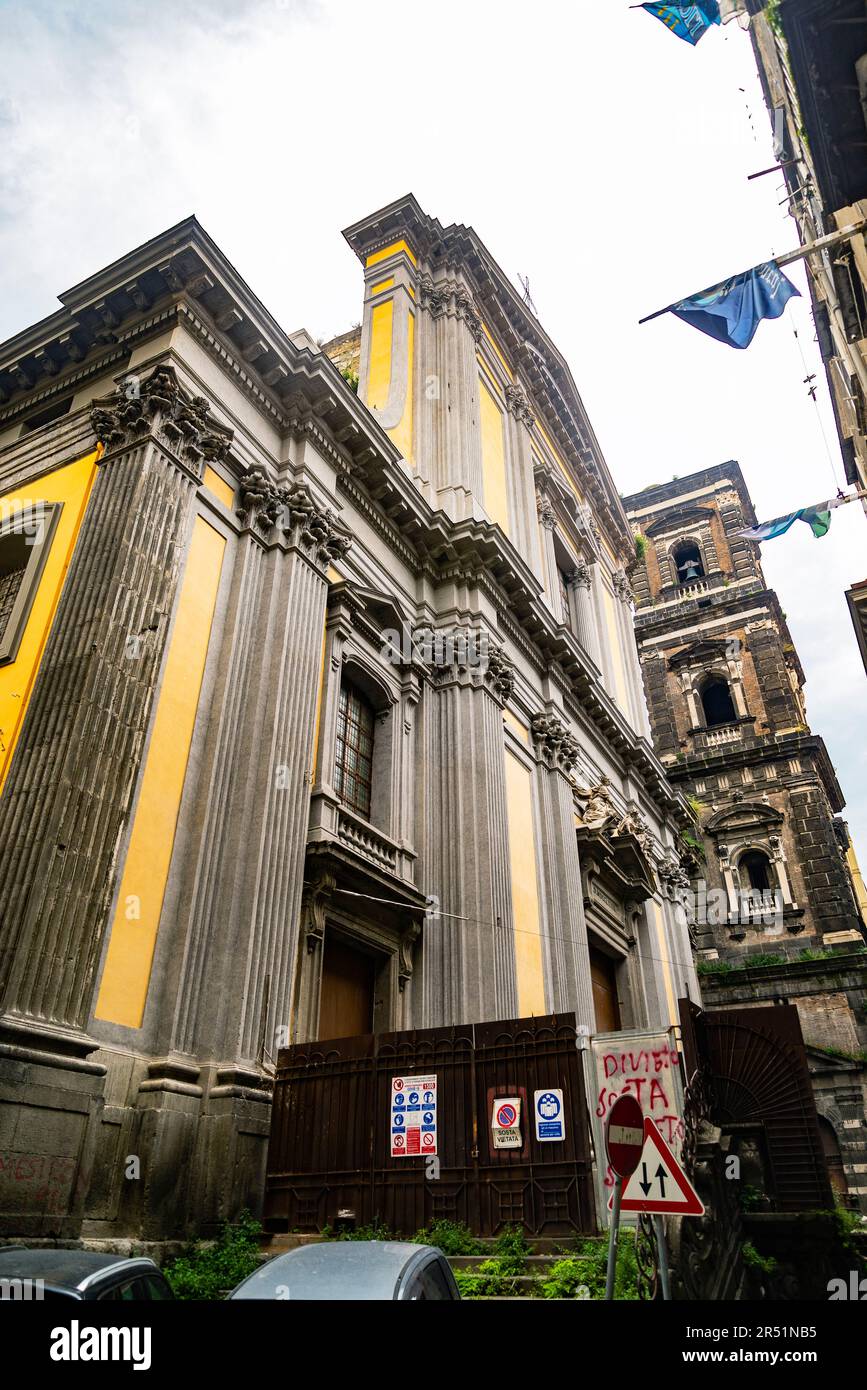 Kirche aus dem 12. Jahrhundert gewidmet Sant'Agostino alla Zecca gegründet in den 1200 Jahren von den Angevins im Viertel Forcella in Neapel, Italien Stockfoto