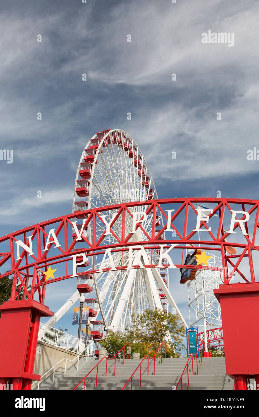 USA, Illinois, Chicago, Eintritt zum Navy Pier Park mit Riesenrad. Stockfoto