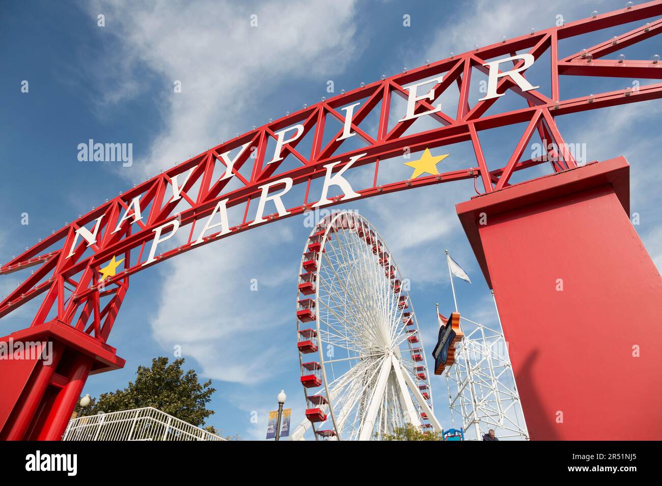 USA, Illinois, Chicago, Eintritt zum Navy Pier Park mit Riesenrad. Stockfoto