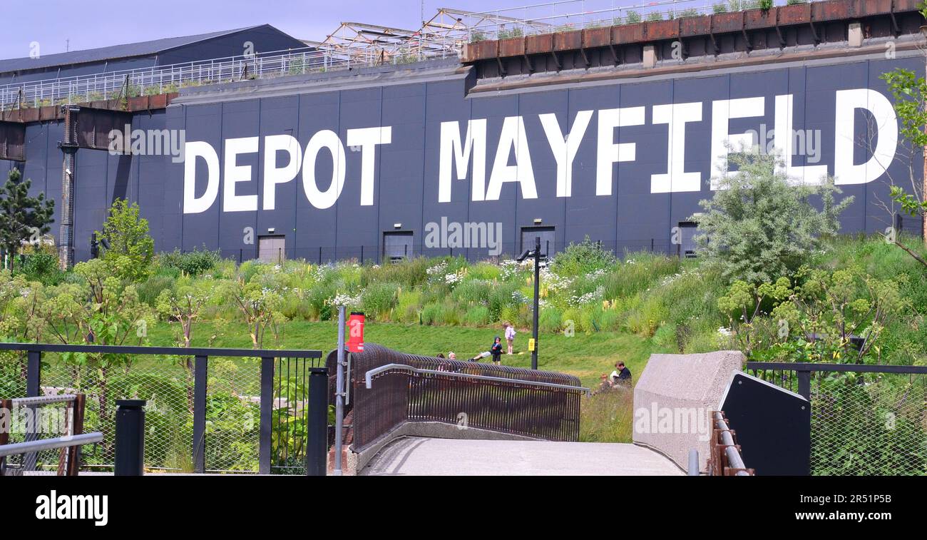 Manchester, Großbritannien. 31. Mai 2023. Besucher des Mayfield Park, Manchester, Großbritannien, die rauchen, werden gebeten, Zigaretten auszumachen und mit dem Dampfen aufzuhören. Wenn sie sich weigern, werden sie aufgefordert, zu gehen. Aber wer sich weigert, wird nicht bestraft. Die Initiative wurde am 31. Mai, dem jährlichen Weltnotrauchertag, angekündigt. Die jährliche Kampagne zum Weltnichtrauchertag am 31. Mai ist eine Gelegenheit, das Bewusstsein für die schädlichen und tödlichen Auswirkungen des Tabakkonsums zu schärfen. Kredit: Terry Waller/Alamy Live News Stockfoto