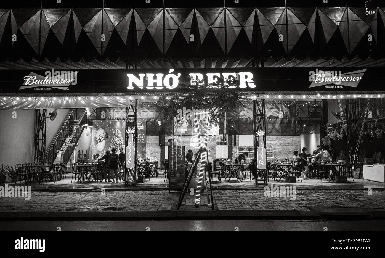 Eine Bar/Restaurant namens "Nho Beer" oder "Remember Beer" bei Nacht in Danang, Vietnam. Stockfoto