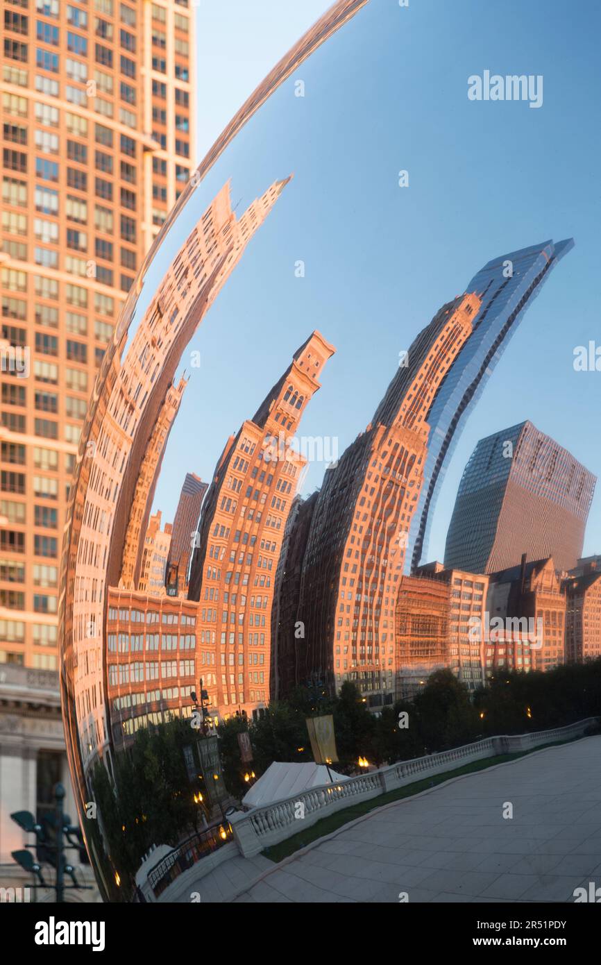 USA, Illinois, Chicago, The Bean, auch bekannt als Cloud Gate, von Anish Kapoor im Millennium Park mit Reflexionen von Gebäuden auf der Michigan Avenue. Stockfoto