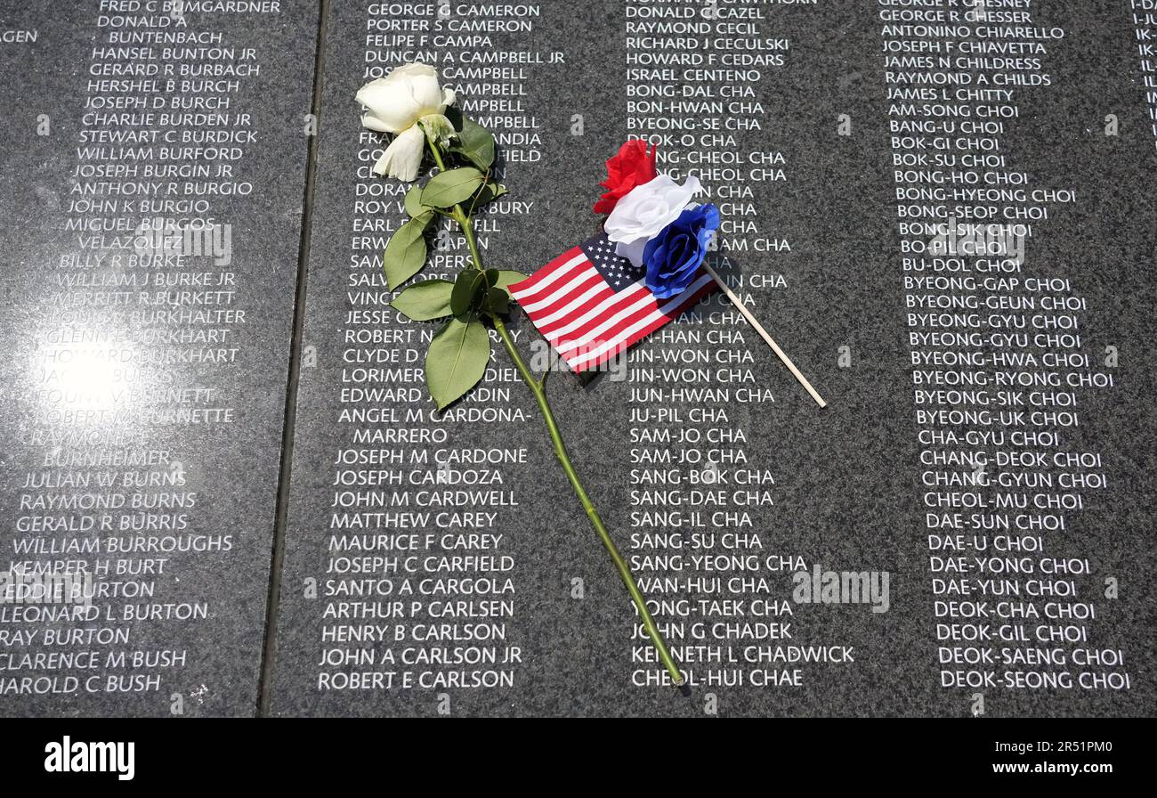 Washington, Usa. 30. Mai 2023. Am Dienstag, den 30. Mai 2023 in Washington, DC, werden Blumen und eine amerikanische Flagge auf einem neuen Namensbereich des Korean war Memorial hinterlegt. Foto von Bill Greenblatt/UPI Credit: UPI/Alamy Live News Stockfoto