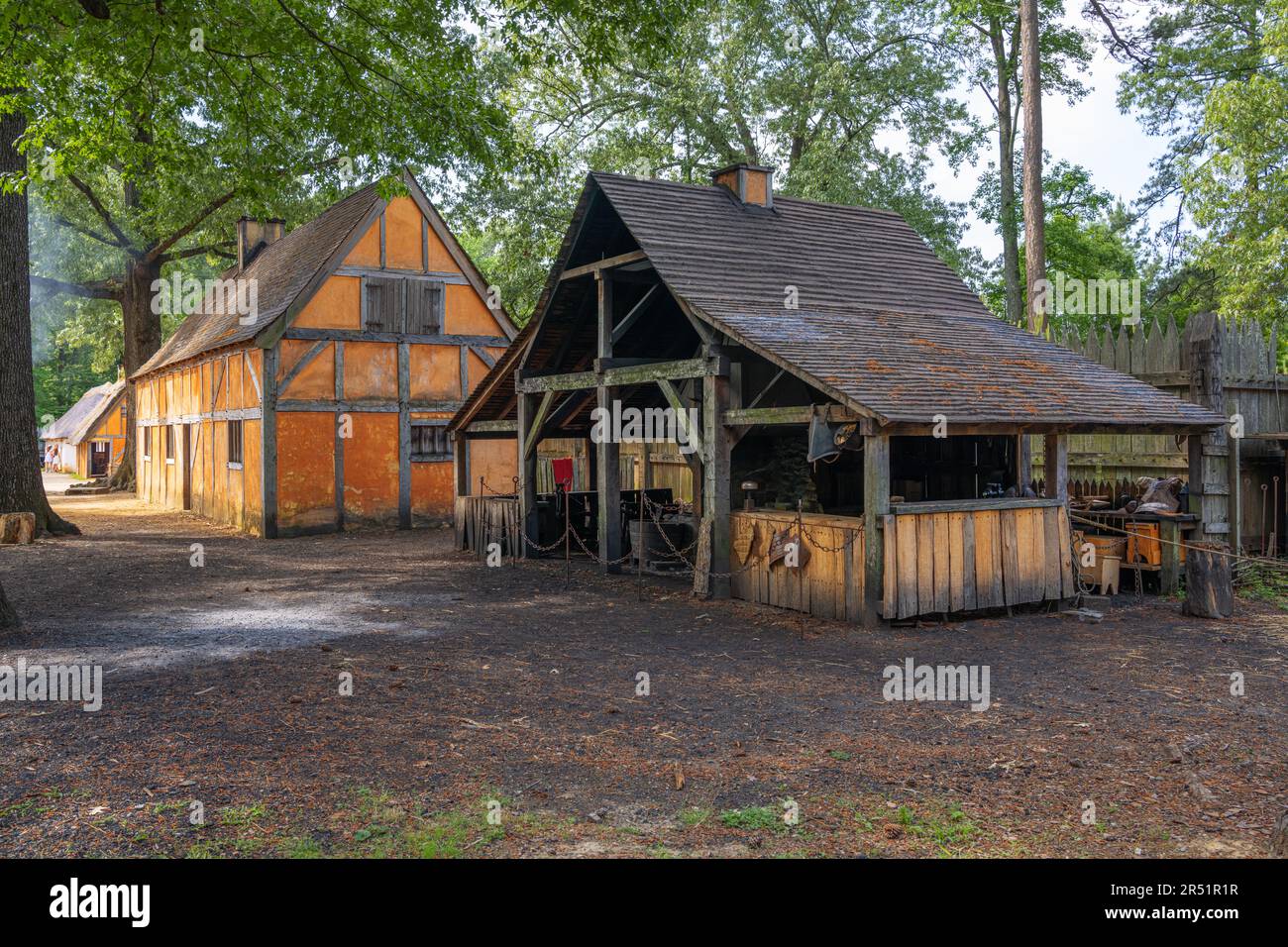 9. MAI 2023 - JAMESTOWN, VIRGINIA, USA: Die Siedlung von Jamestown mit historischen Gebäuden. Stockfoto