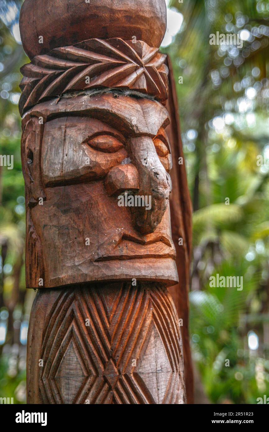 Hölzerne Totems in Neukaledonien Stockfoto