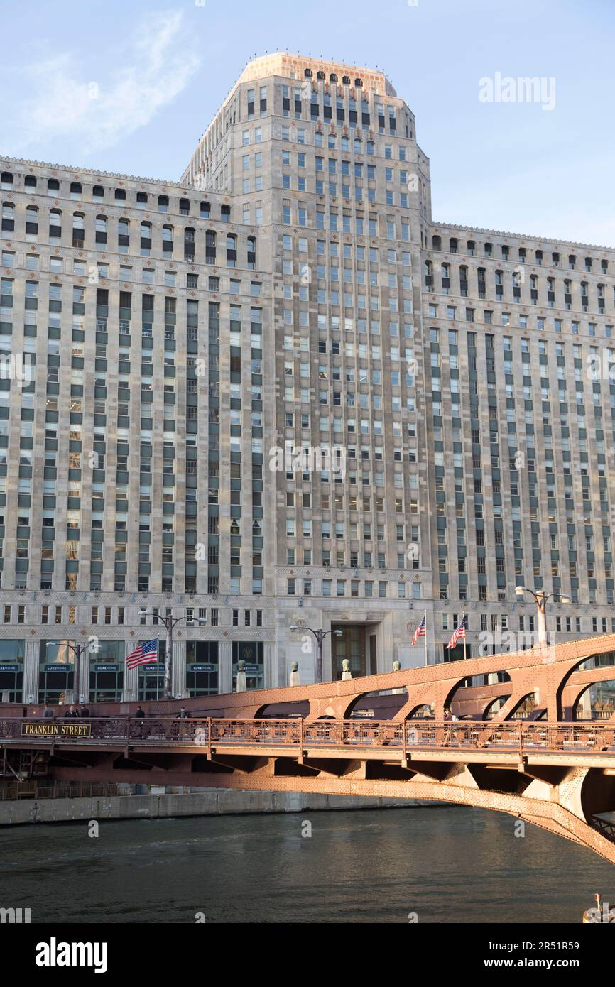 USA. Illinois, Chicago, Franklin-Orleans Street Bridge und Merchandise Mart Building. Stockfoto