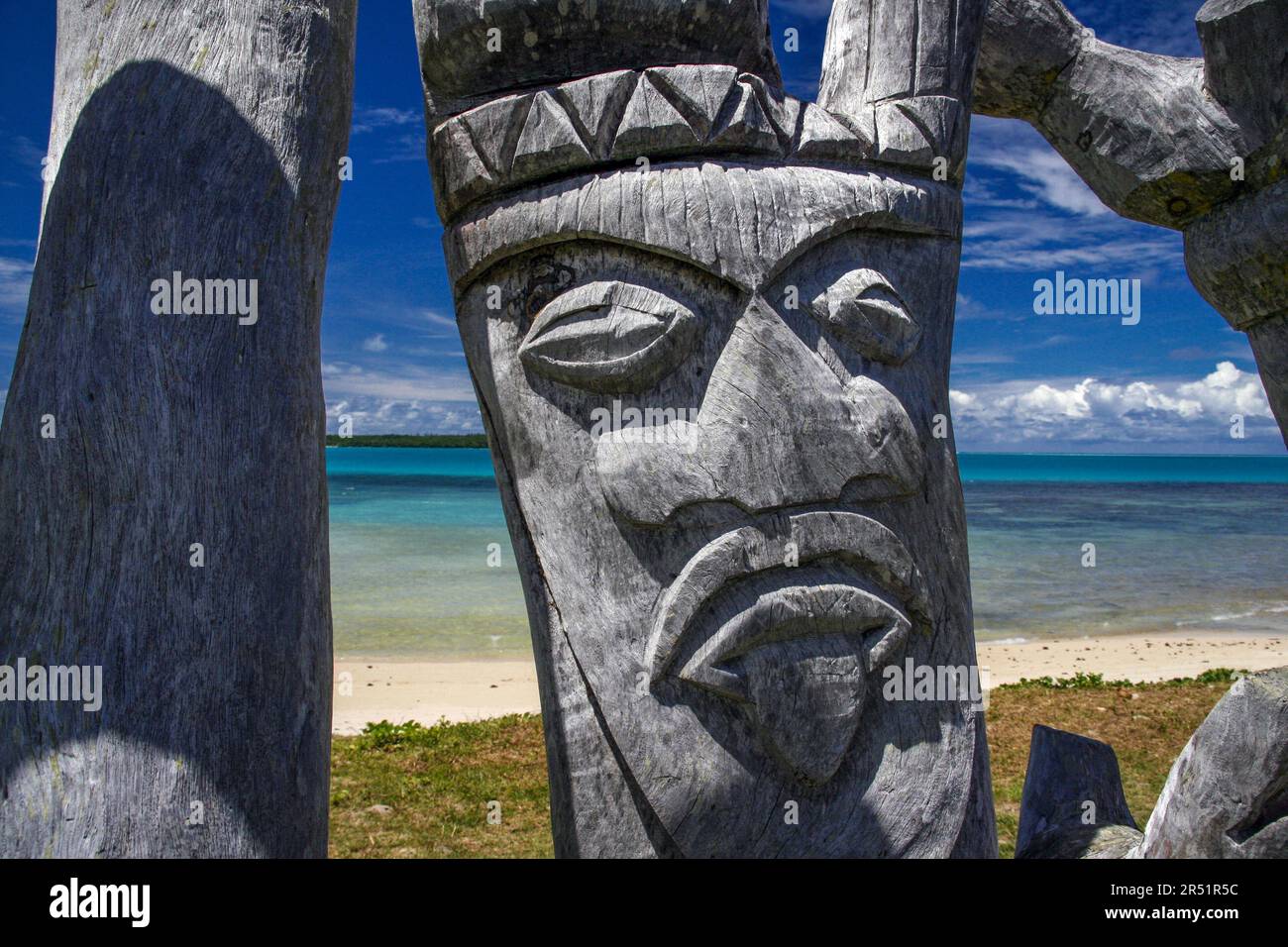Hölzerne Totems bei Iles des Pins, Neukaledonien Stockfoto