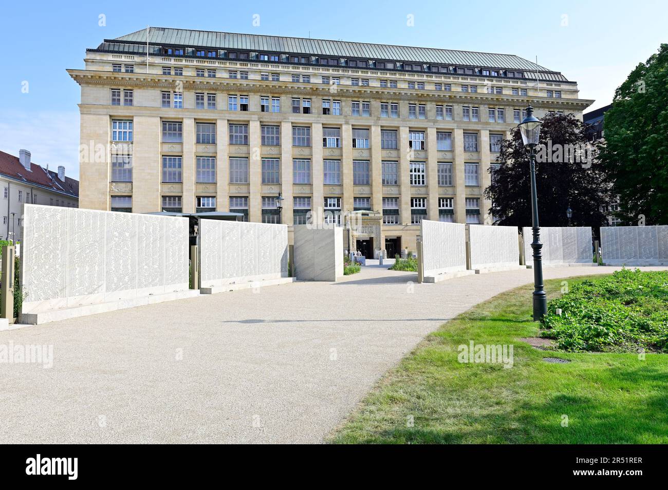 Wien, Österreich. Gedenkstätte für die jüdischen Kinder, Frauen und Männer aus Österreich, die in der Shoah ermordet wurden. Im Hintergrund der österreichische Staatsbürger Stockfoto