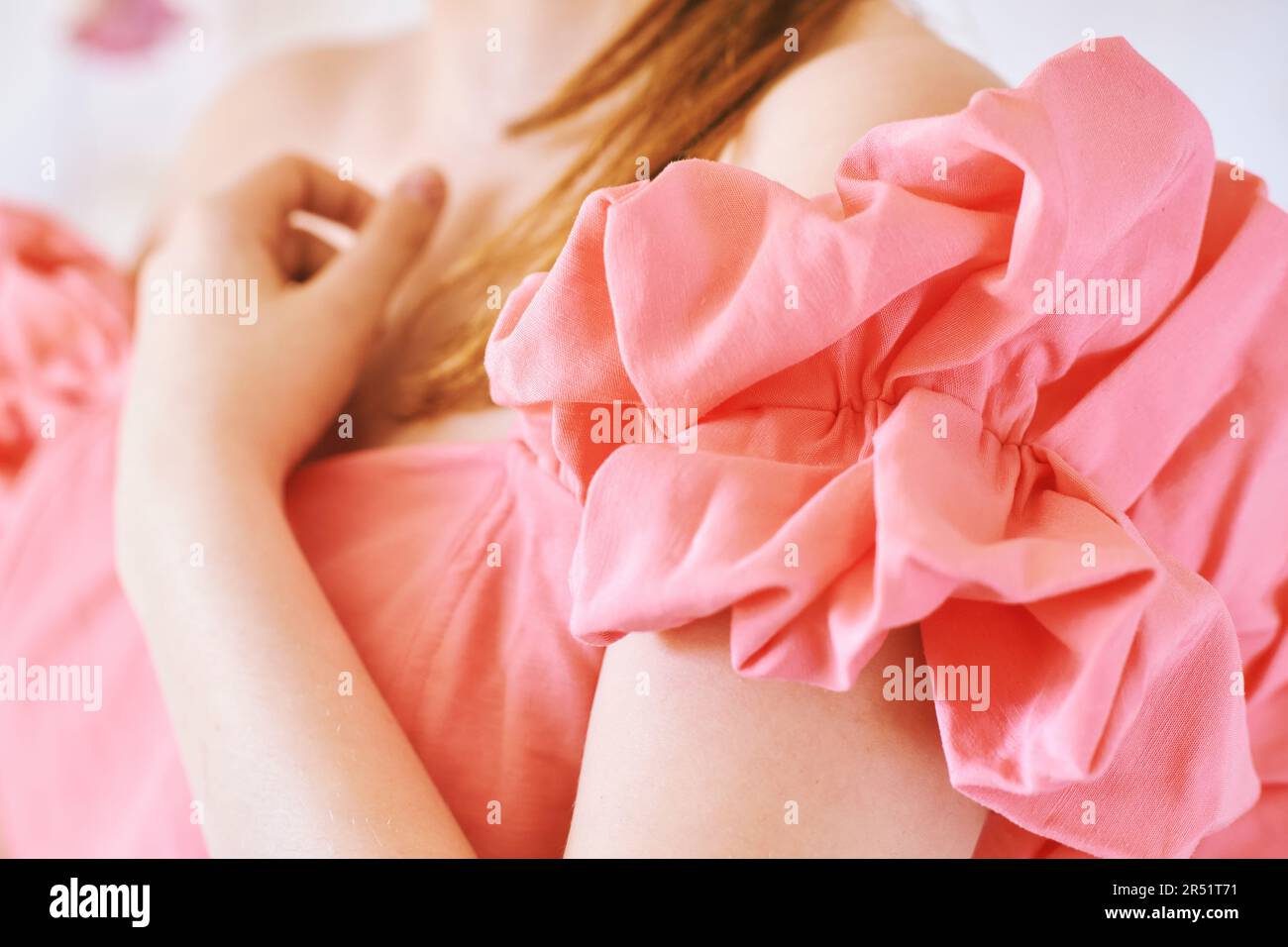 Modedetails, voluminöse Leinenärmel aus pinkfarbenem Korallenkleid Stockfoto