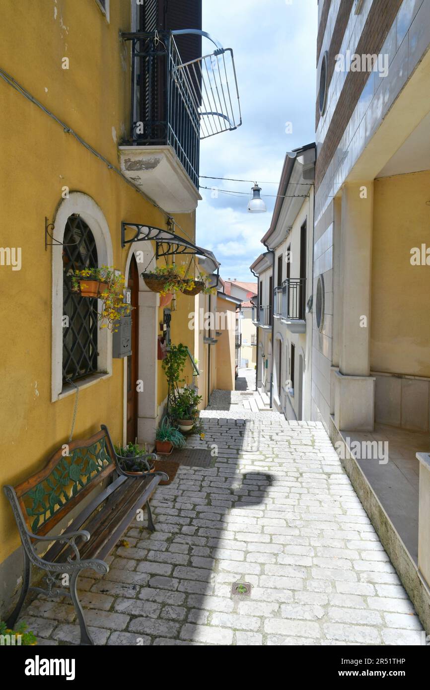 Eine enge Straße in Sant'Angelo dei Lombardi, einem kleinen Bergdorf in der Provinz Avellino, Italien. Stockfoto
