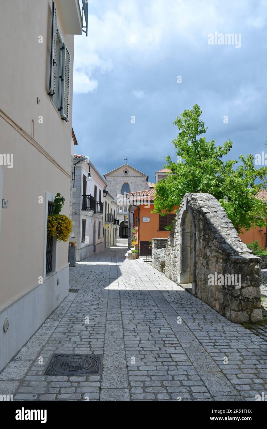 Eine enge Straße in Sant'Angelo dei Lombardi, einem kleinen Bergdorf in der Provinz Avellino, Italien. Stockfoto