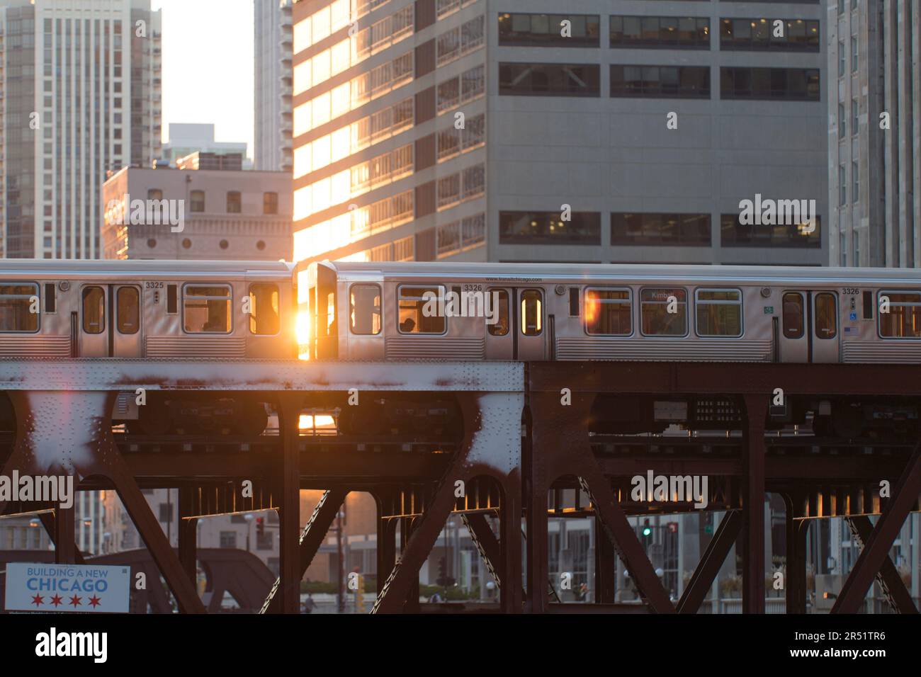 Chicago, Illinois, Chicago, CTA-Zug (Chicago Transport Association Train) über die Wells Street-Brücke. Stockfoto