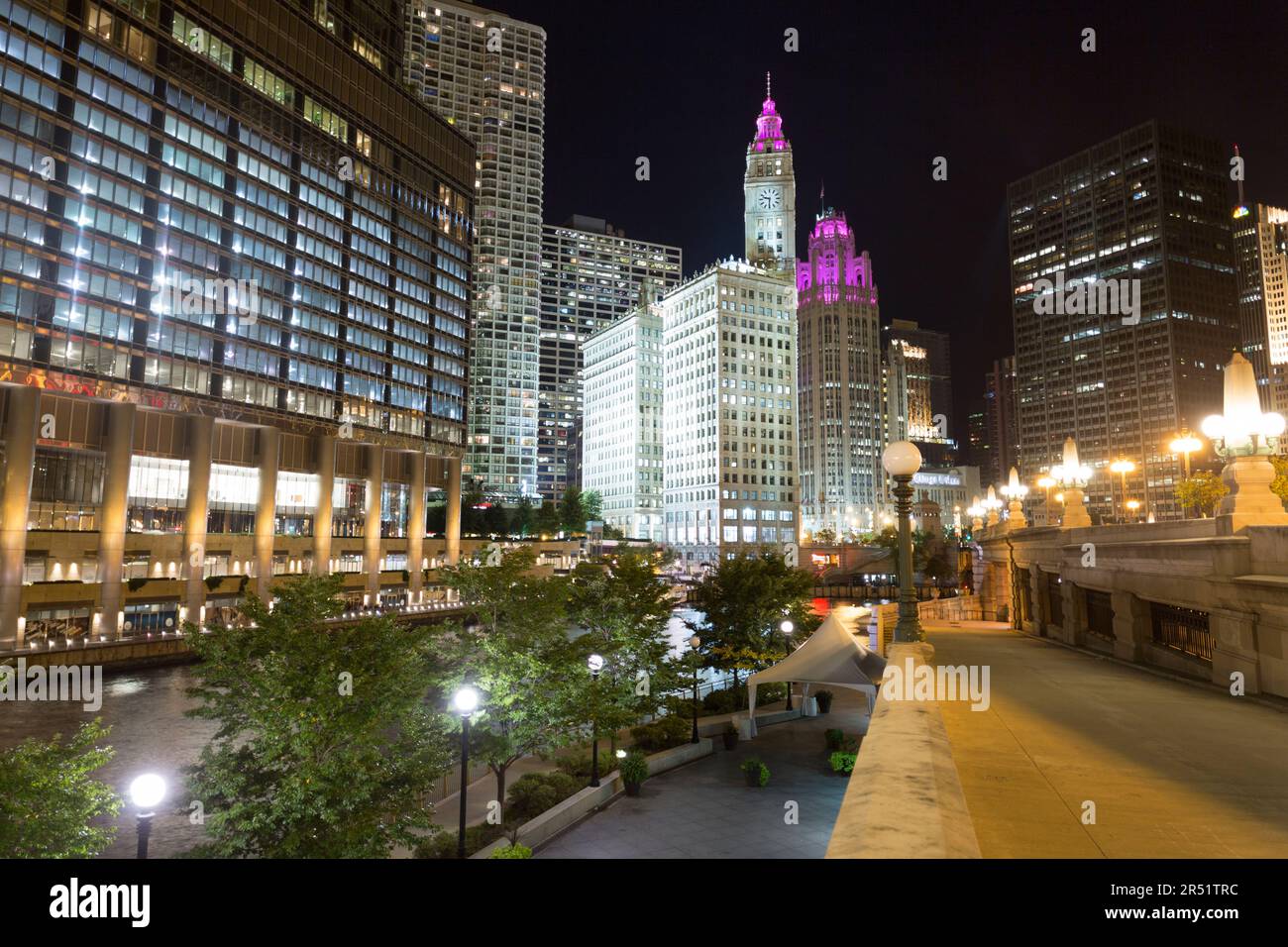 USA, Illinois, Chicago, das Wrigley-Gebäude spiegelt sich nachts im Chicago River wider. Stockfoto