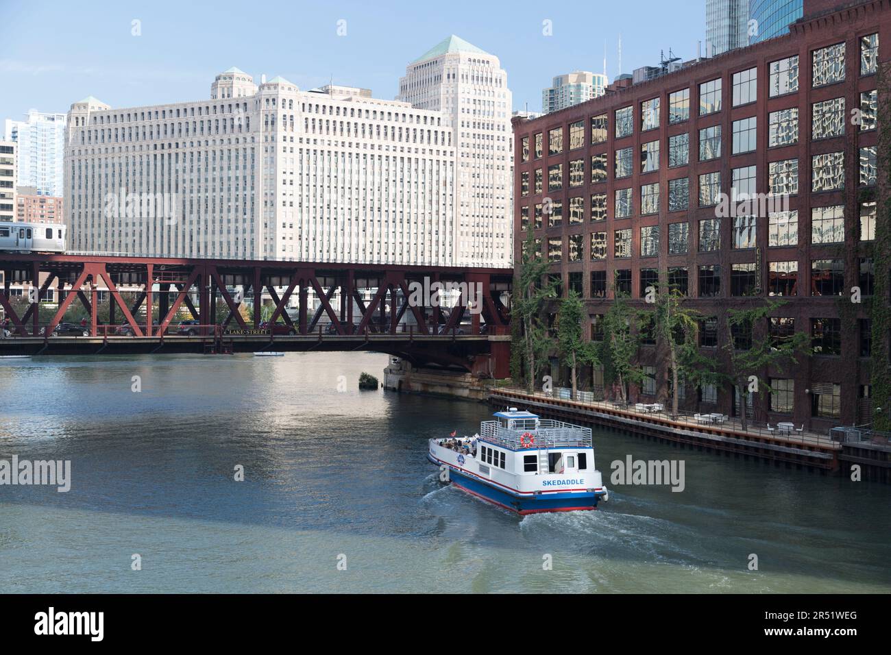 USA, Illinois, Chicago, Touristenboot Merchandise Mart Gebäude im Hintergrund. Stockfoto