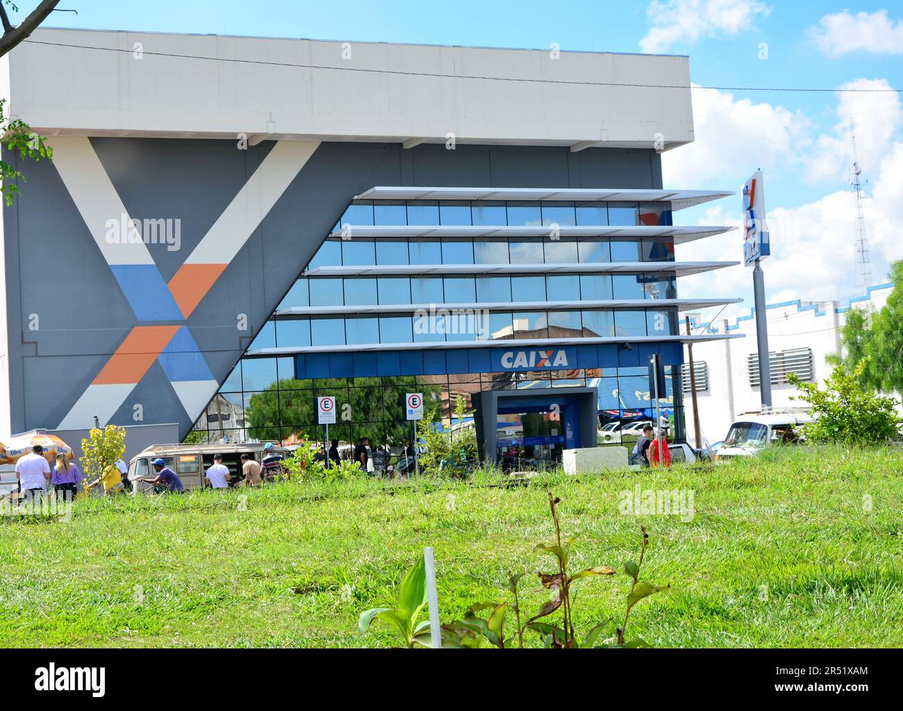 |Fassade der Bankfilialen der Bundesregierung mit Menschen und Autos. Bundesbank Stockfoto