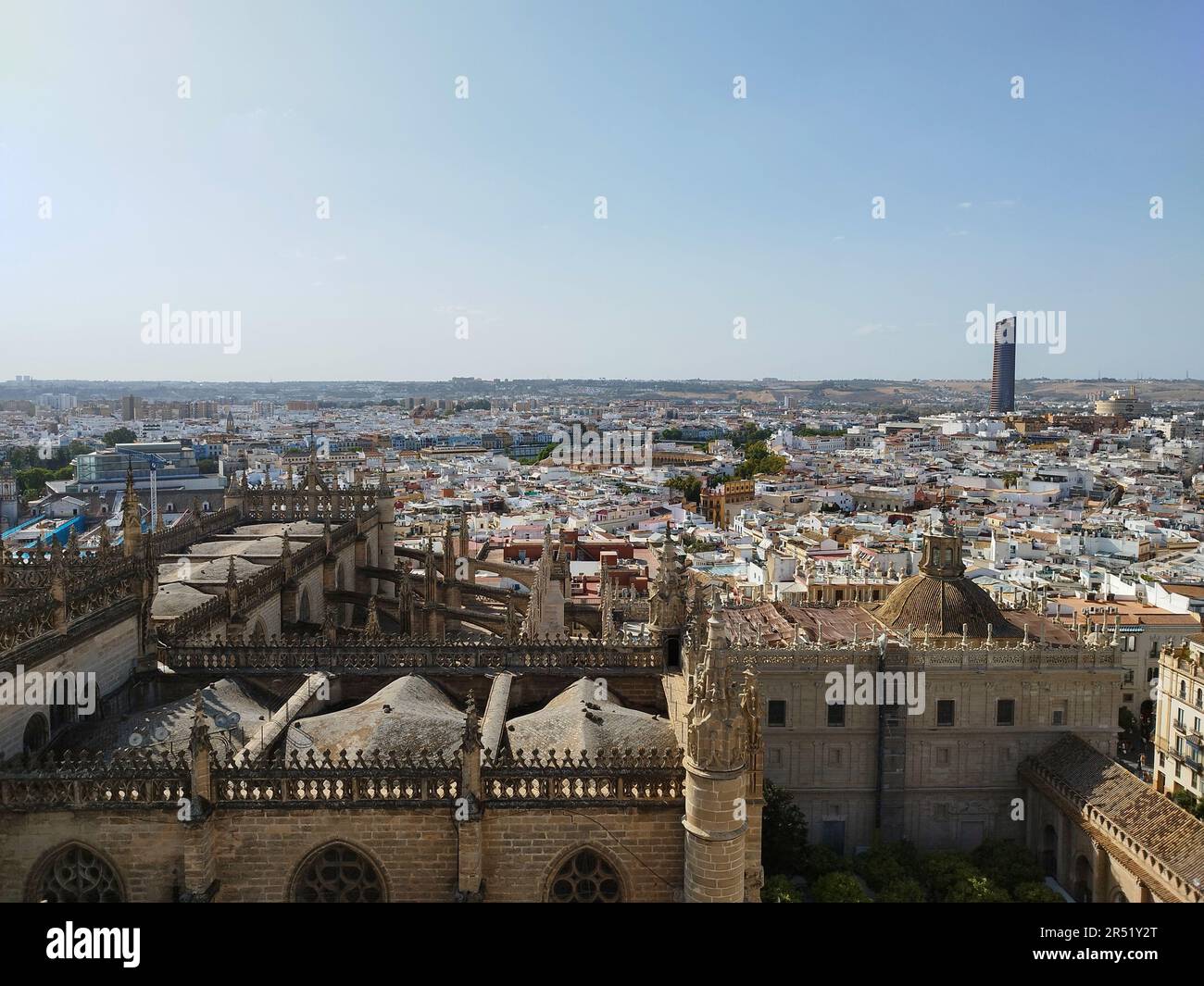 Ein Blick auf die Kathedrale von Sevilla oder die Kathedrale von Sevilla, die größte gotische Kathedrale, von oben auf die Kathedrale, während Sie die Stadt Sevilla betrachten Stockfoto