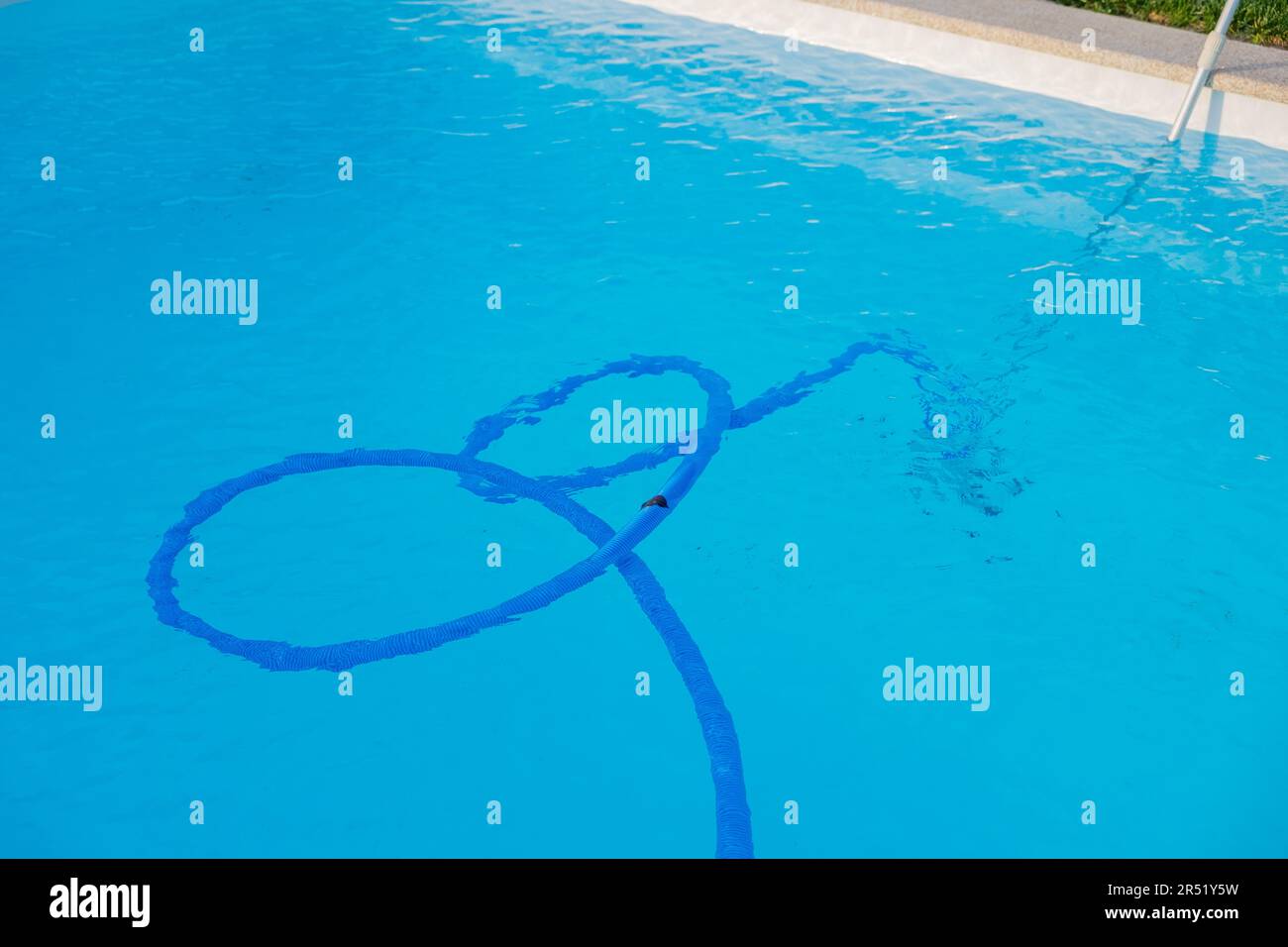 Legen Sie das Staubsaugerrohr in einen Pool voller Wasser Stockfoto