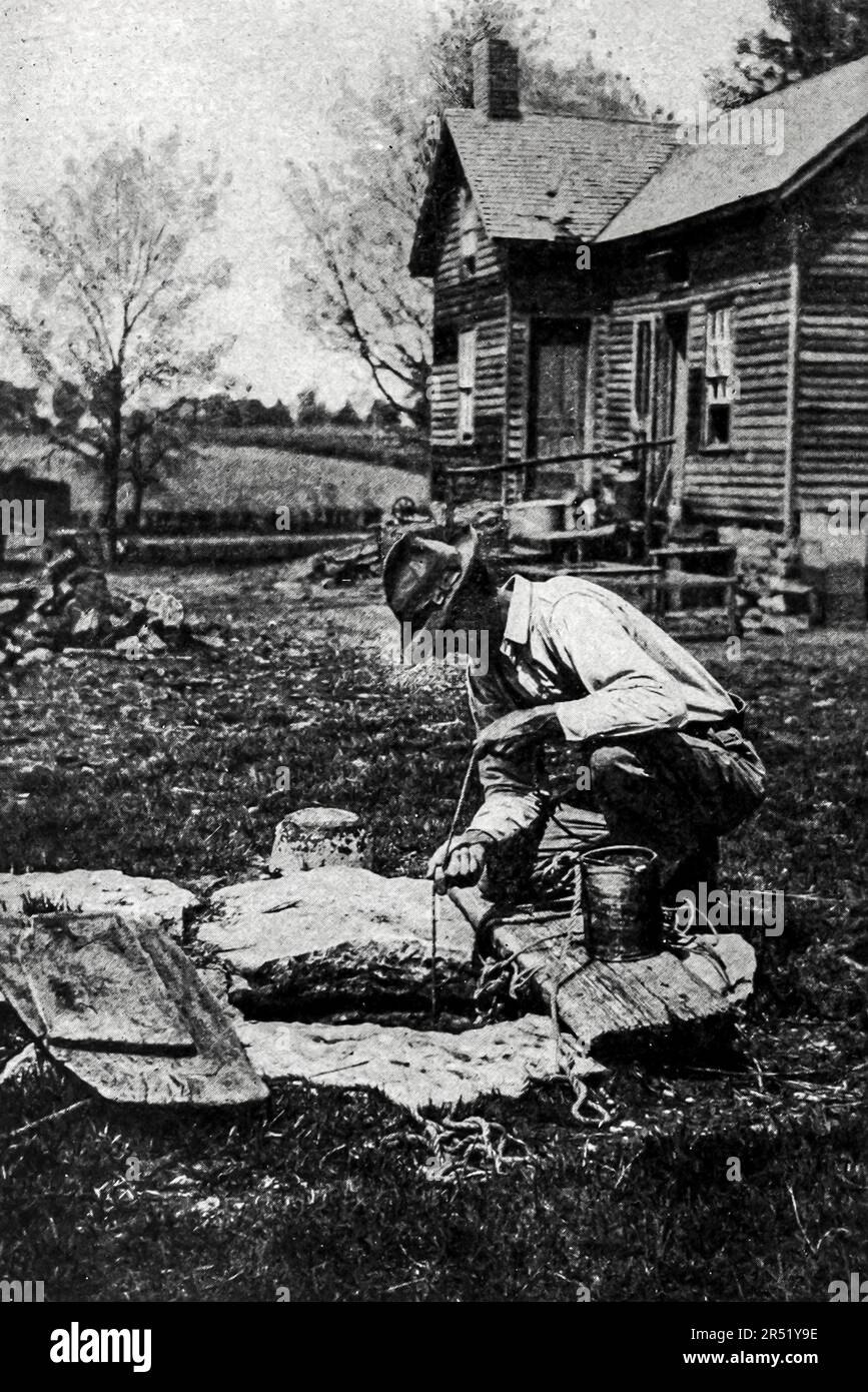 A Dooryard Well Kansas, Schwarz-Weiß-Vintage-Foto von Clifton Johnson aus dem Reiseführer ' Highways and Byways of the Rocky Mountains ' Publication Date 1910 Publisher Macmillan Company New York and London Stockfoto