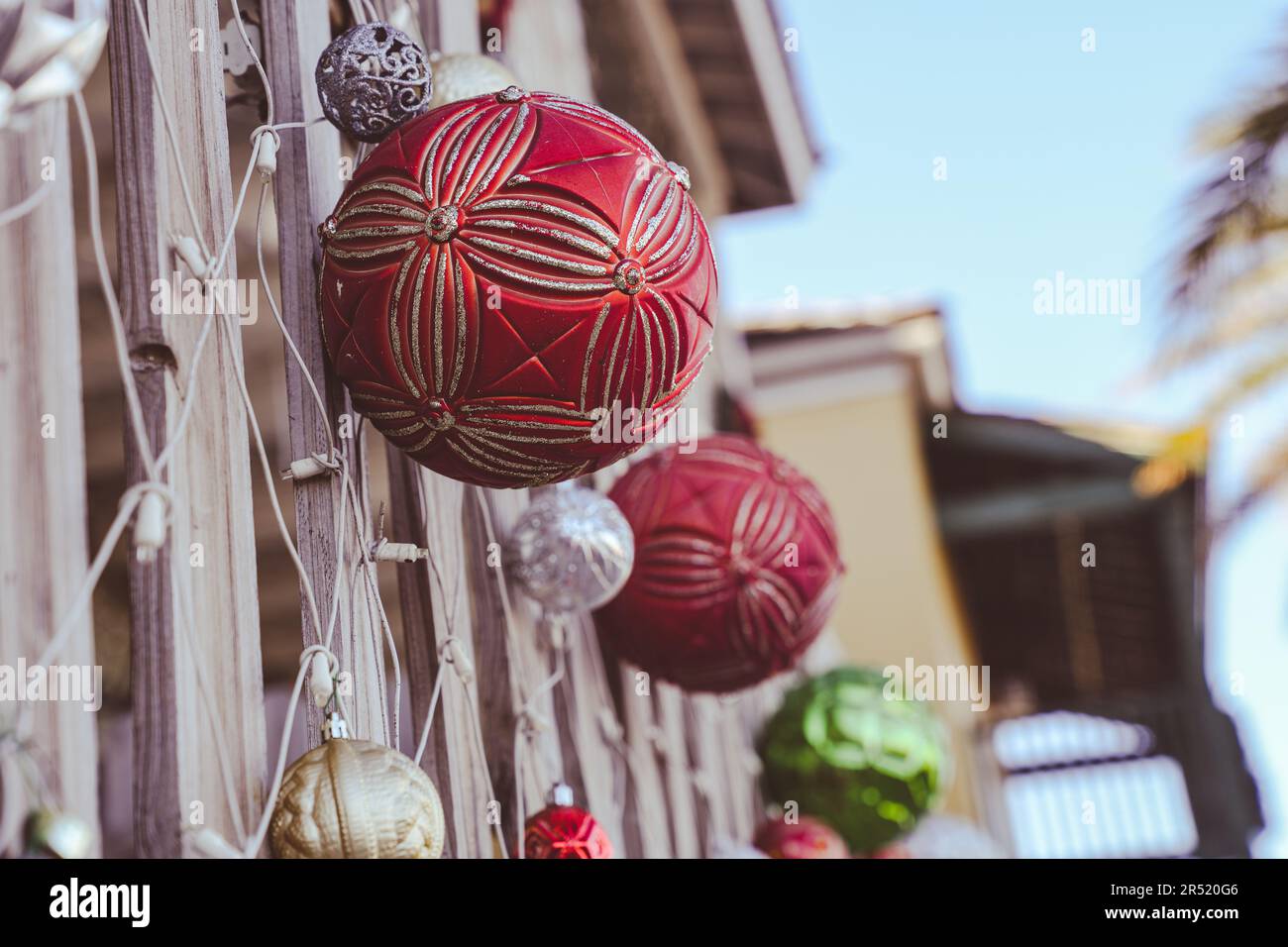 Roter metallischer Weihnachtskugelball, dekoriert für die Weihnachtszeit, nützlich für Hintergründe Stockfoto
