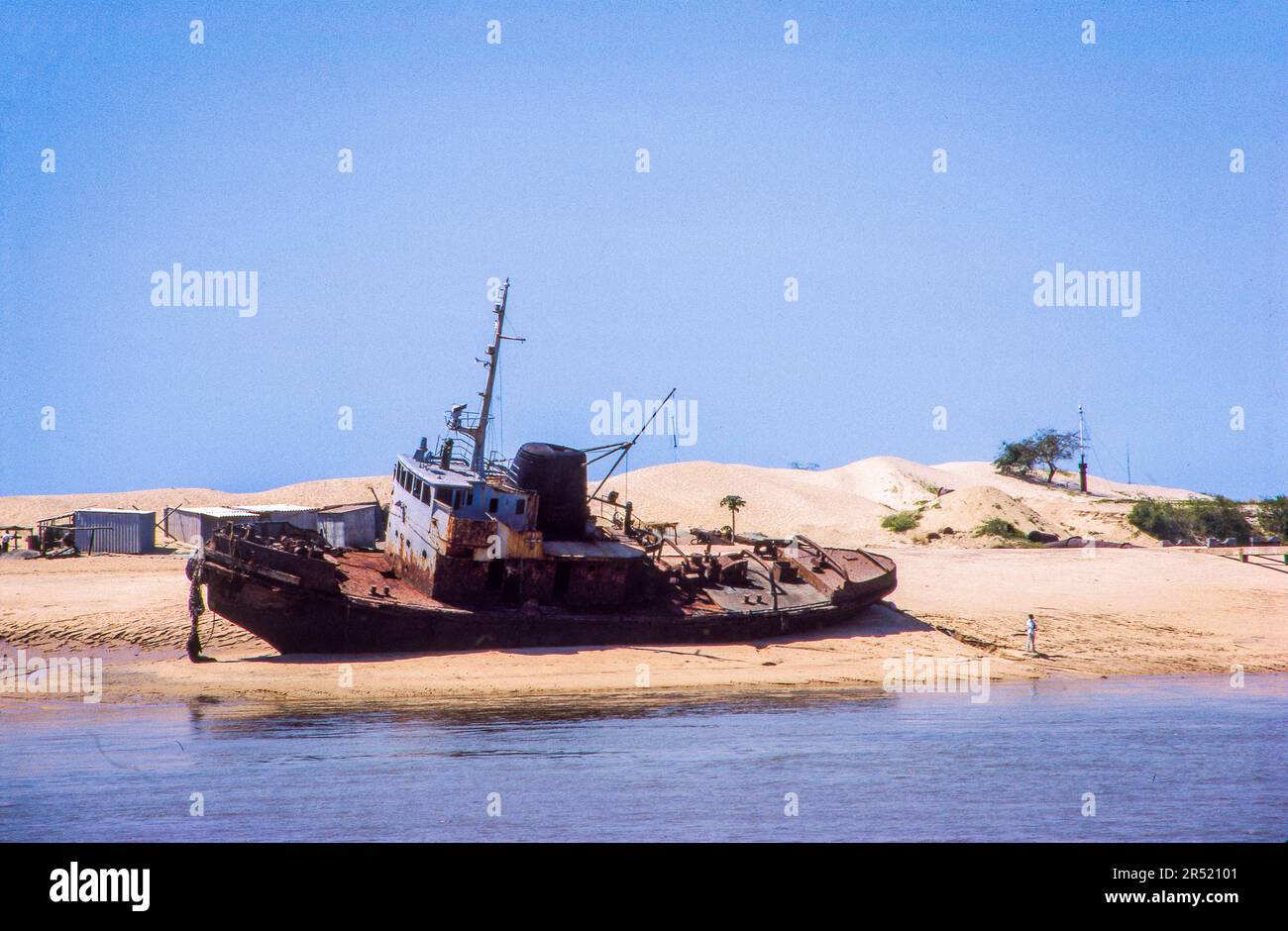 Mosambik, Ein verrostetes Schiff liegt auf einer Sandbank außerhalb des Hafens von Maputo. Stockfoto