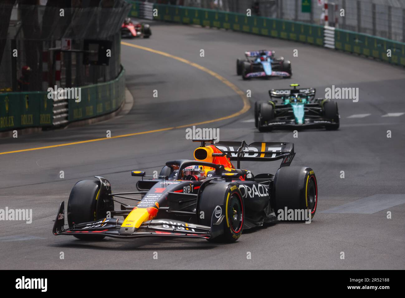 Max Verstappen von Red Bull Racing wird zu Beginn des Grand Prix F1 von Monaco am Circuit de Monaco am 28. Mai 2023 in Monte-Carlo, Monaco, auf der Rennstrecke geführt. Stockfoto
