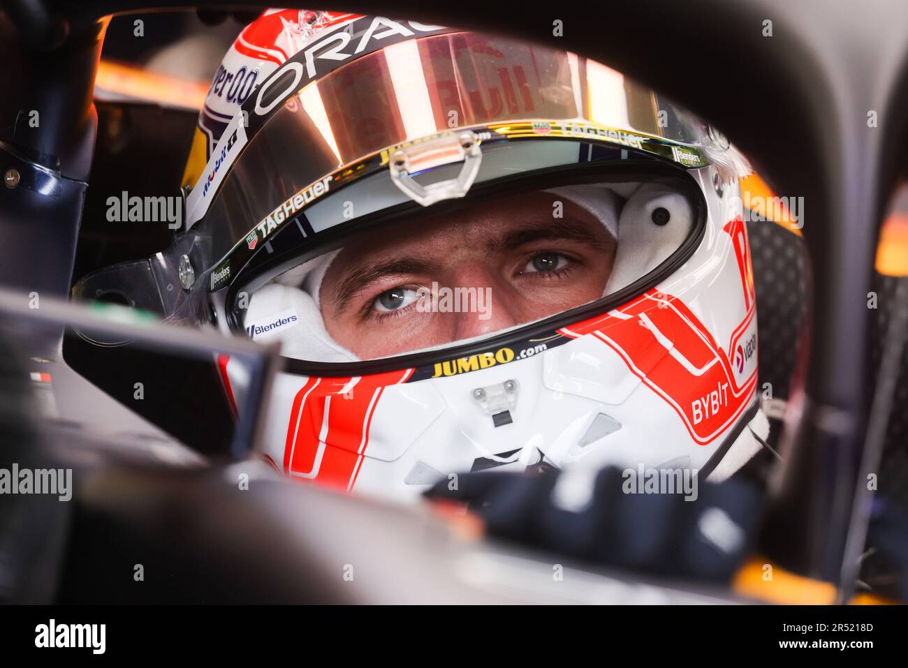 Max Verstappen von Red Bull Racing wird in einem Auto vor dem Start des Grand Prix F1 von Monaco am Circuit de Monaco am 28. Mai 2023 in Monte-Carlo, Monaco, gesehen. Stockfoto