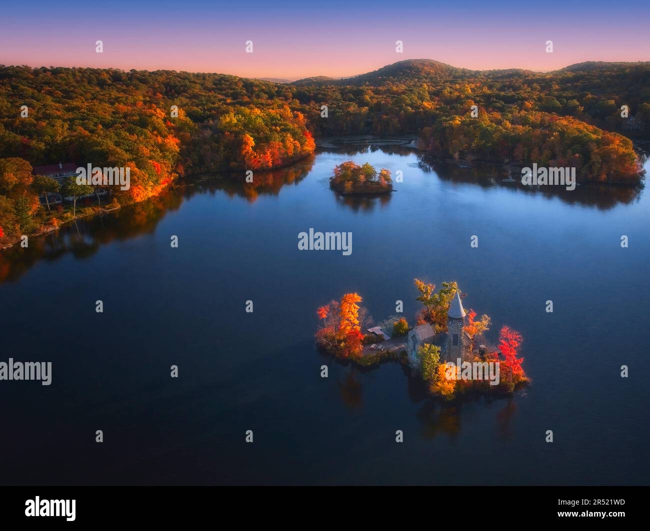 Saint Hubert's NJ Chapel - die Kapelle im Stil einer Architektur im Teufelsstil am Lake Kinnelon am Smoke Rise in Kinnelon, New Jersey, aus der Vogelperspektive. Stockfoto