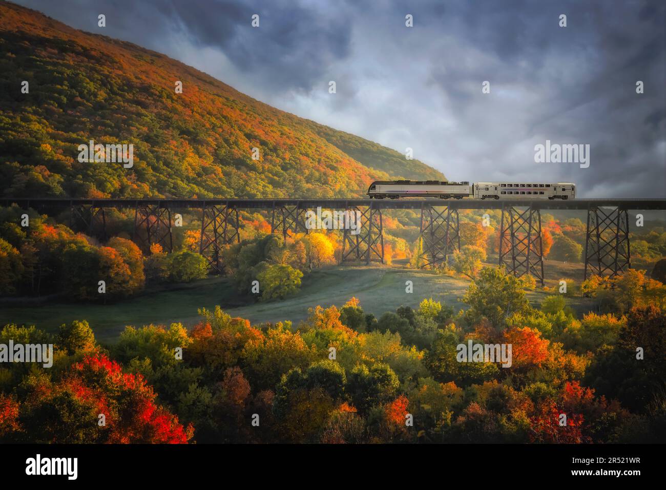 Das Viadukt von Moodna - Luftpanorama während der farbenfrohen Herbstsaison im Nordosten. Das Moodna Viadukt ist über ein Jahrhundert alt und es Stockfoto