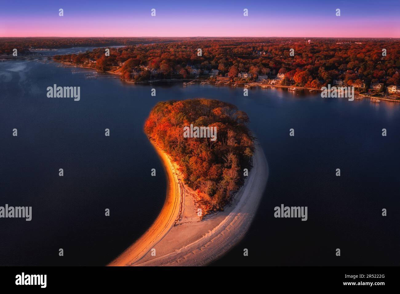 Osborn Island NJ Fall - die Treasure Island, die offiziell als Osborn Island in New Jersey bekannt ist, während der Herbstfarben aus der Vogelperspektive. Das hier Stockfoto