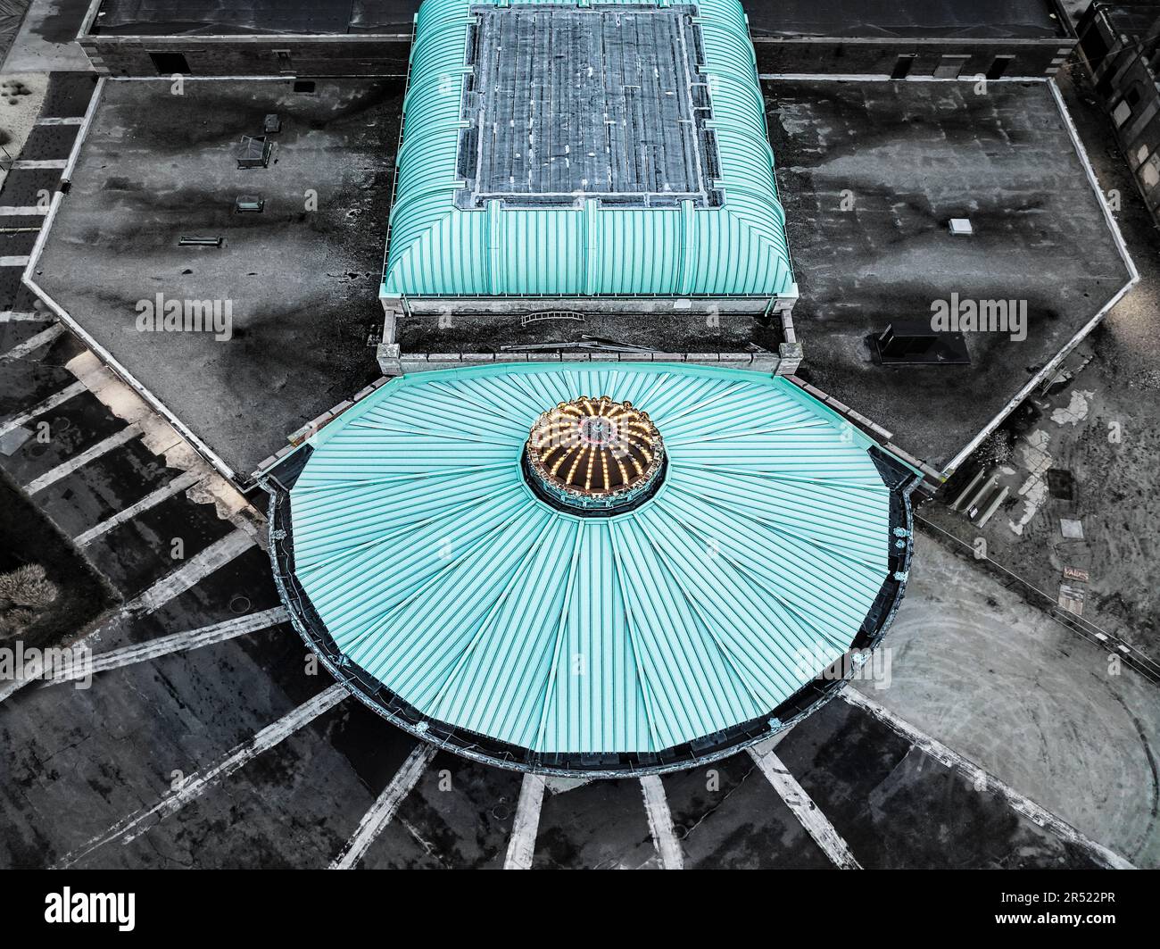 Aerial Asbury Park Carousel - Luftaufnahme des historischen Asbury Park Carousel House mit dem Dach des Kasinos. Dieses Bild ist in Farbe als w verfügbar Stockfoto