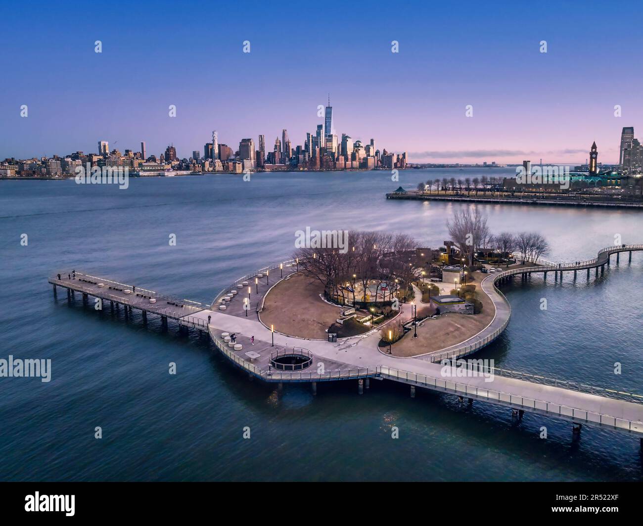 Skylines von NJ NYC - Luftaufnahme bei Sonnenuntergang über Pier C, dem berühmten Bahnhof Lackawana und dem Hoboken, NJ und Lower Manhattan New York City Skylin Stockfoto