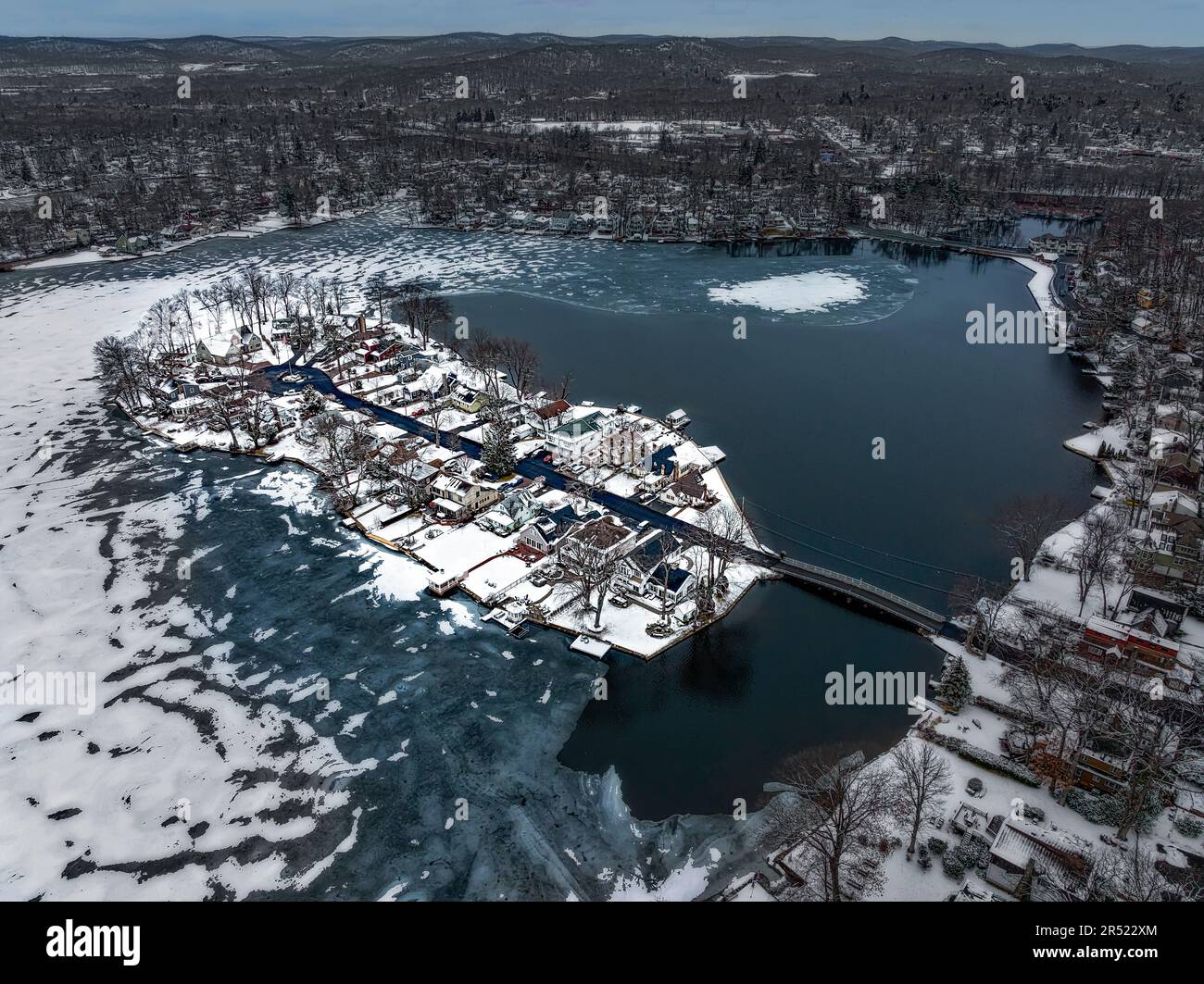 Frozen NJ Island – die Indian Island in Denville, New Jersey, nach einem Schneefall im Winter aus der Vogelperspektive aus der Vogelperspektive. Das Wasser ist im l teilweise gefroren Stockfoto