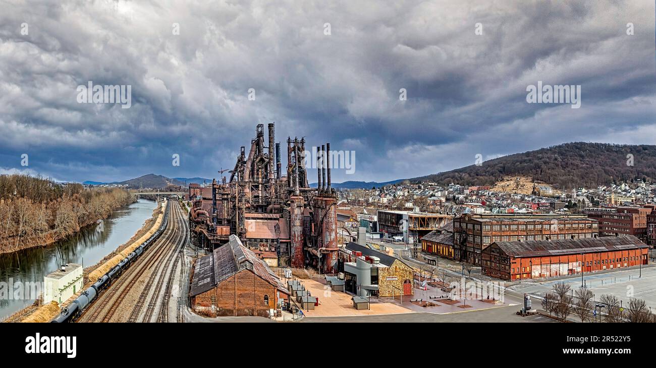 Bethlehem Steel PA Pano – Panoramablick aus der Vogelperspektive Oberer Blick auf die ikonische und historische Struktur und Umgebung. Seine Wurzeln gehen auf eine Eisenherstellung zurück Stockfoto