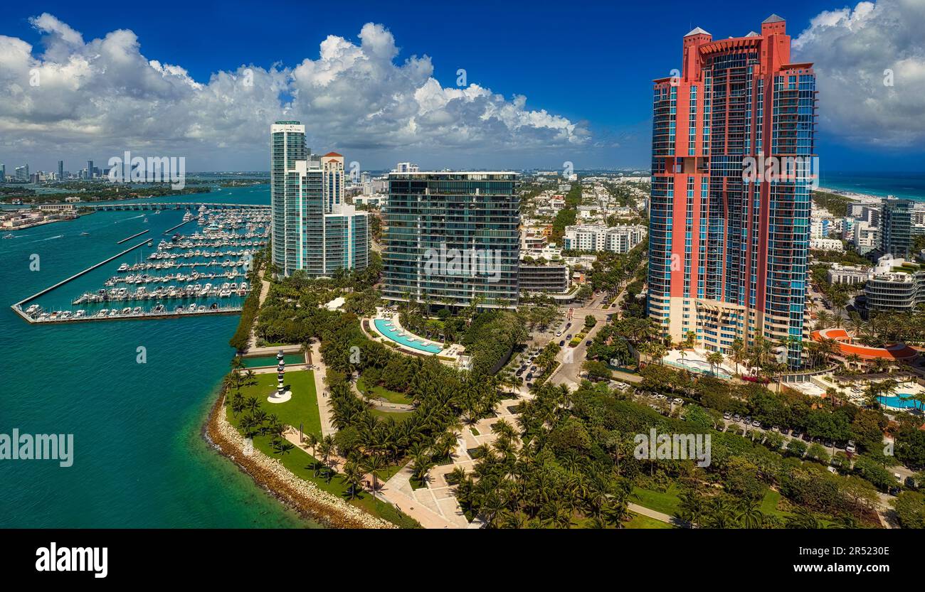 South Pointe Miami FL Aerial - Luftaufnahme des dreieckigen Parks und des Strands in South Beach in Miami Beach, Florida an einem wunderschönen sonnigen Tag. Das Hier Stockfoto