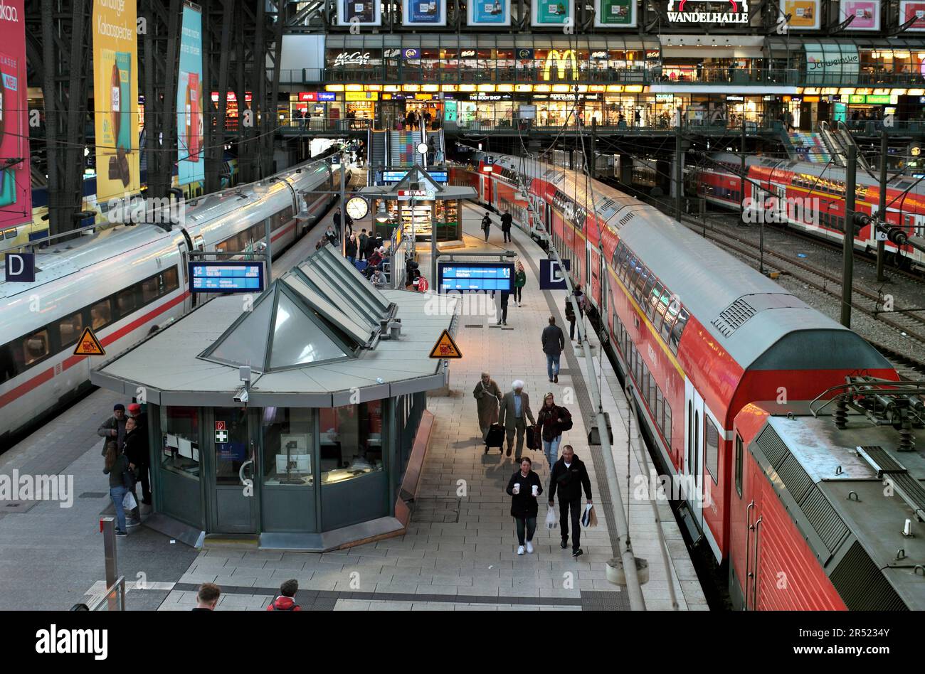 ICE- und Doppeldeckerzüge am Hamburger Hauptbahnhof. Stockfoto
