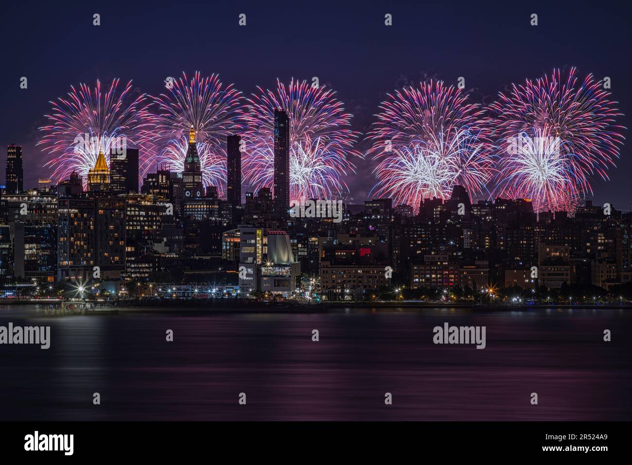 NYC 4. Juli - Blick auf die Skyline von Manhattan, New York City. Die Macys Spectacular Fireworks Show bietet eine farbenfrohe Kulisse für das NY Life Buildi Stockfoto