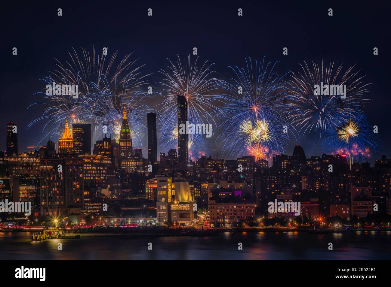 NYC 4. Juli - Blick auf die Skyline von Manhattan, New York City. Die Macys Spectacular Fireworks Show bietet eine farbenfrohe Kulisse für das NY Life Buildi Stockfoto